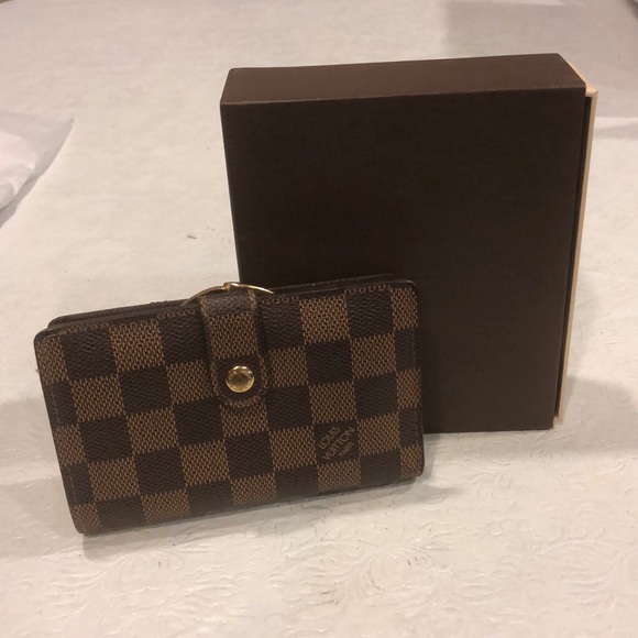 Louis Vuitton Handbags - Louis Vuitton compact wallet with coin section Louis Vuitton Handbags - Louis Vuitton compact wallet with coin section